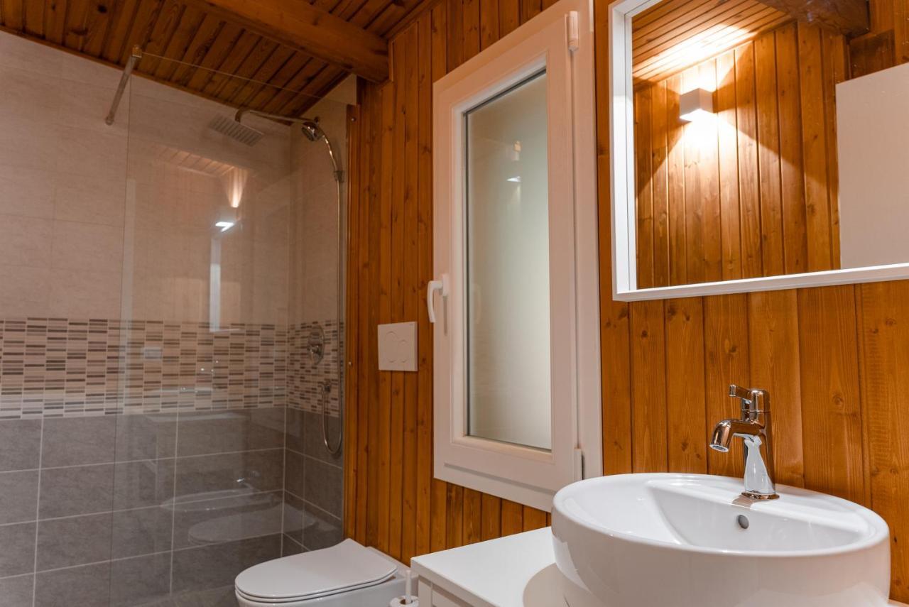 Chalet Alessandrini - Private Lakeside Beach Tenna Extérieur photo